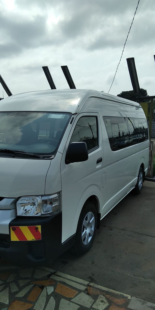 Minibus blanc du parc PSG pour le transport de personnel sur site