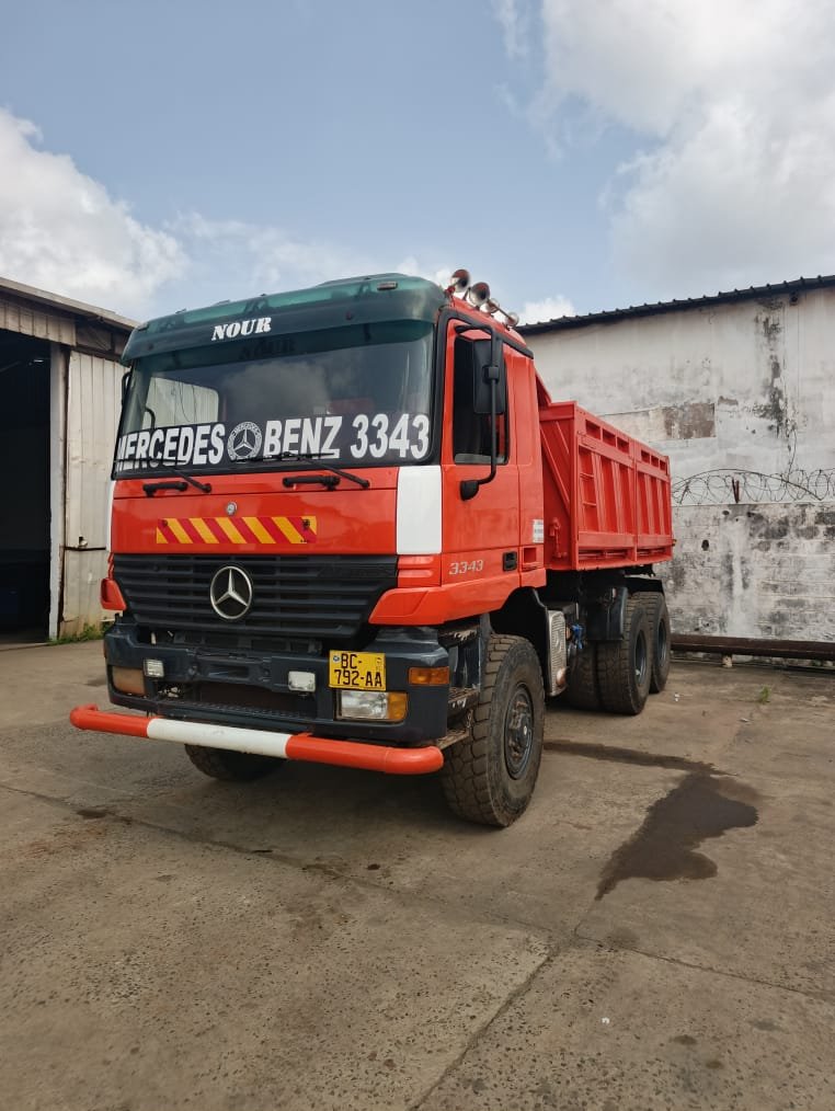 Camion benne Mercedes rouge du parc PSG
