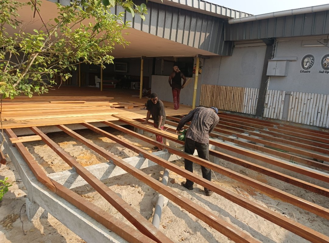 Équipe PSG posant une terrasse en bois sur ossature