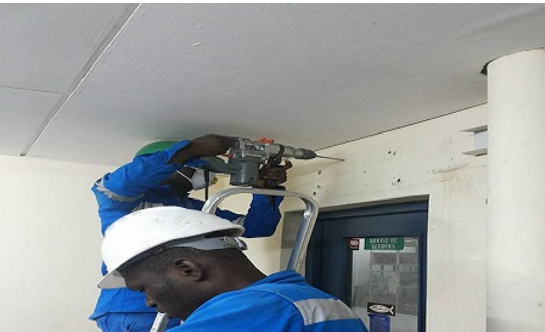 Techniciens PSG préparant le passage d'une installation de climatisation