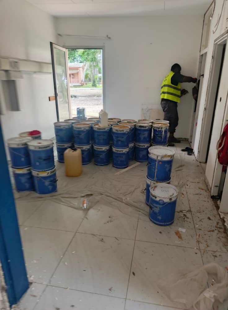 Préparation et peinture intérieure d'un local professionnel par l'équipe PSG