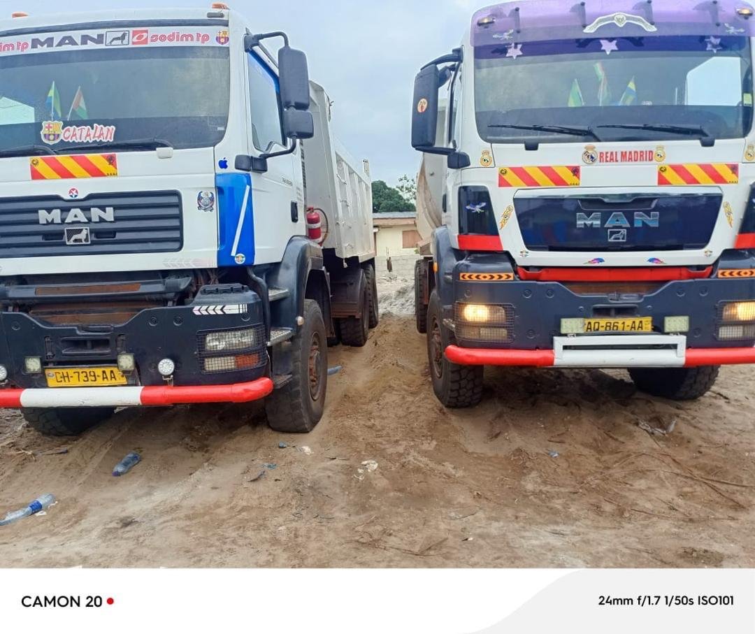 Camions benne MAN de PRESTATION DES SERVICES GÉNÉRAUX (PSG) SARL sur un chantier à Port-Gentil