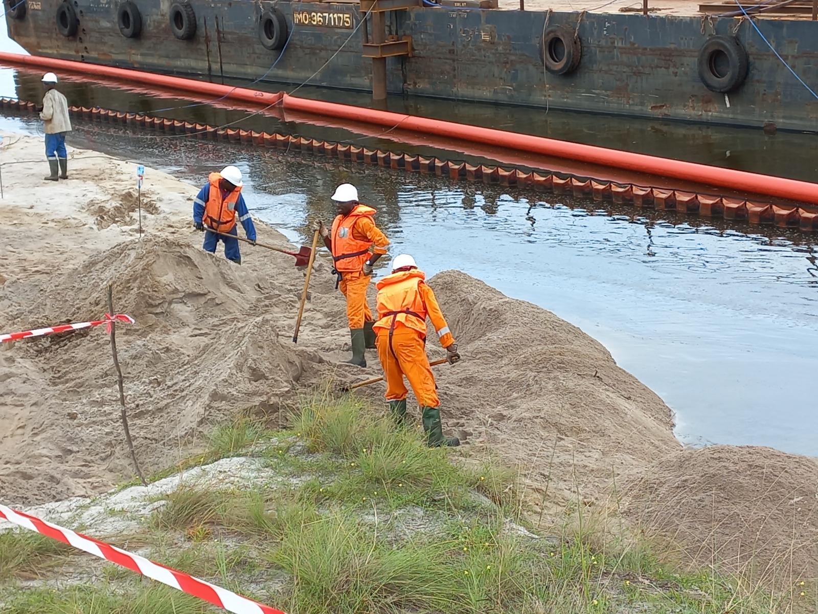 Équipe PSG travaillant sur une berge à proximité d'une barge