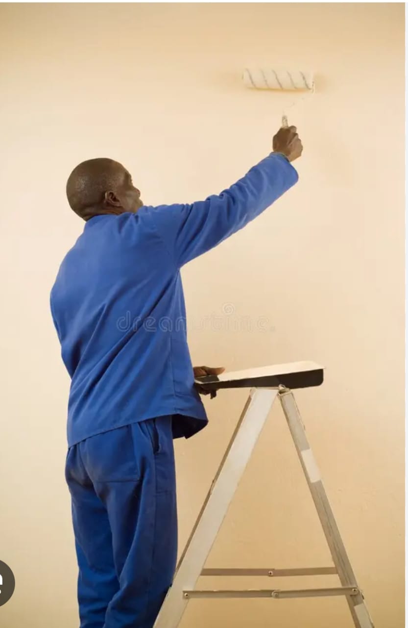 Peintre PSG appliquant une peinture au rouleau sur un mur intérieur