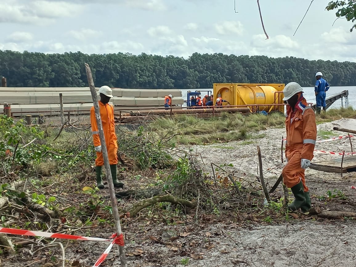 Agents PSG sécurisant et préparant une zone d'intervention en bord de lagune