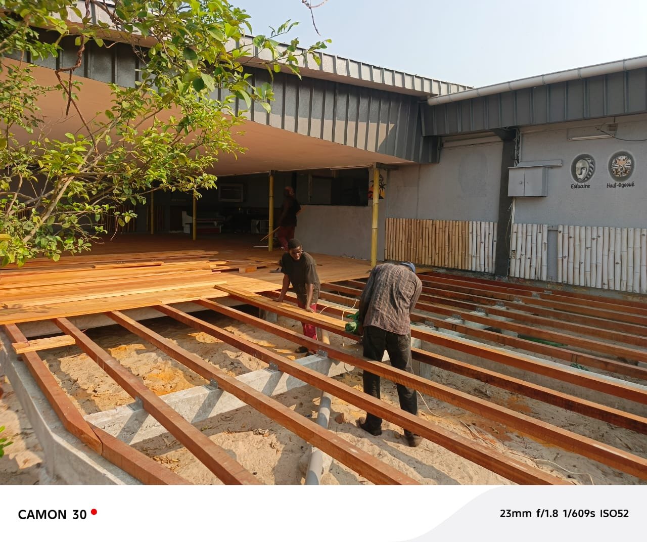 Pose des lames de bois d'une terrasse sur ossature