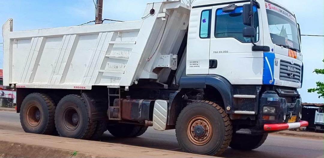 Camion benne MAN blanc du parc PSG en service à Port-Gentil
