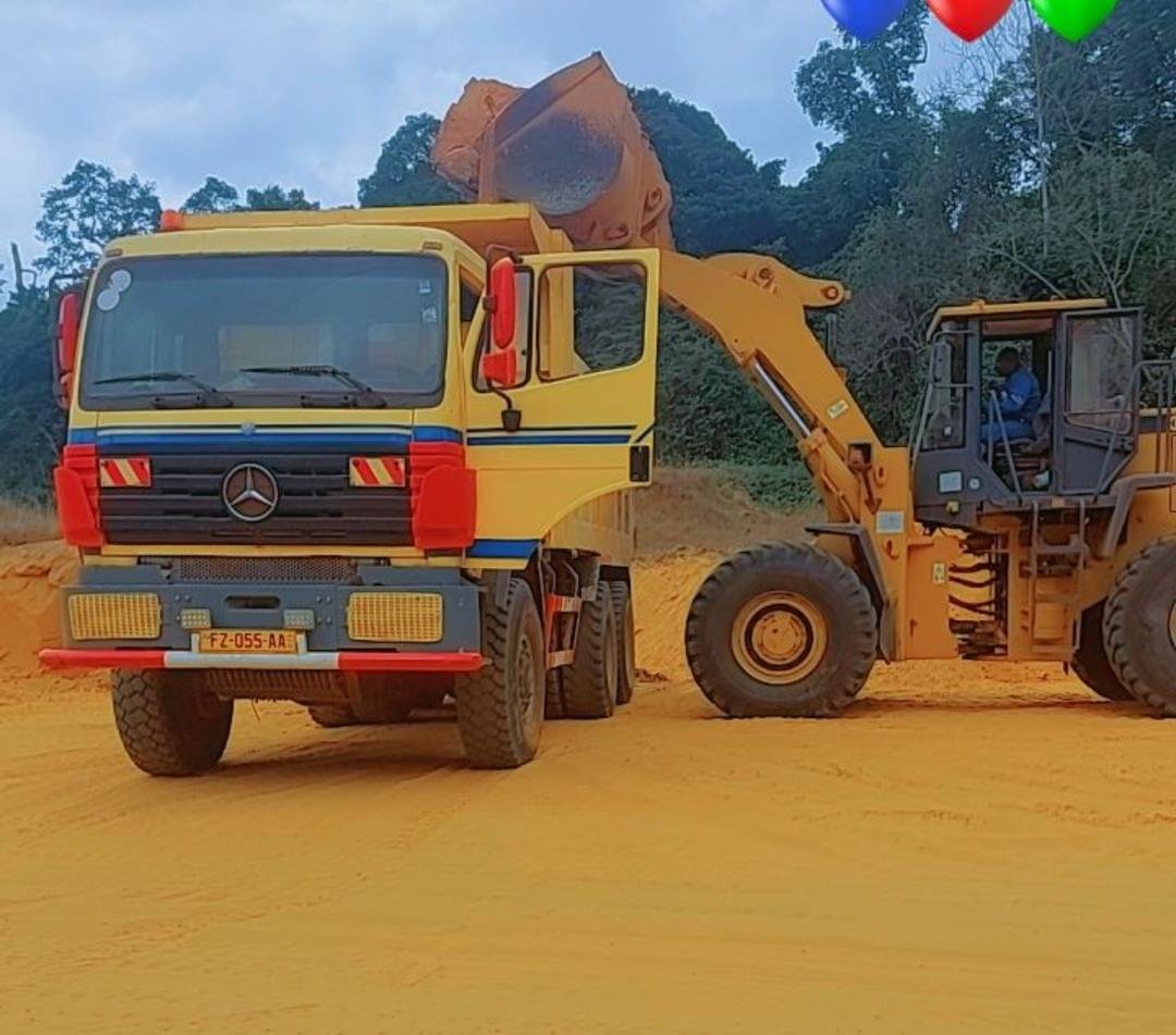 Chargeuse et camion benne Mercedes en action sur un chantier de terrassement