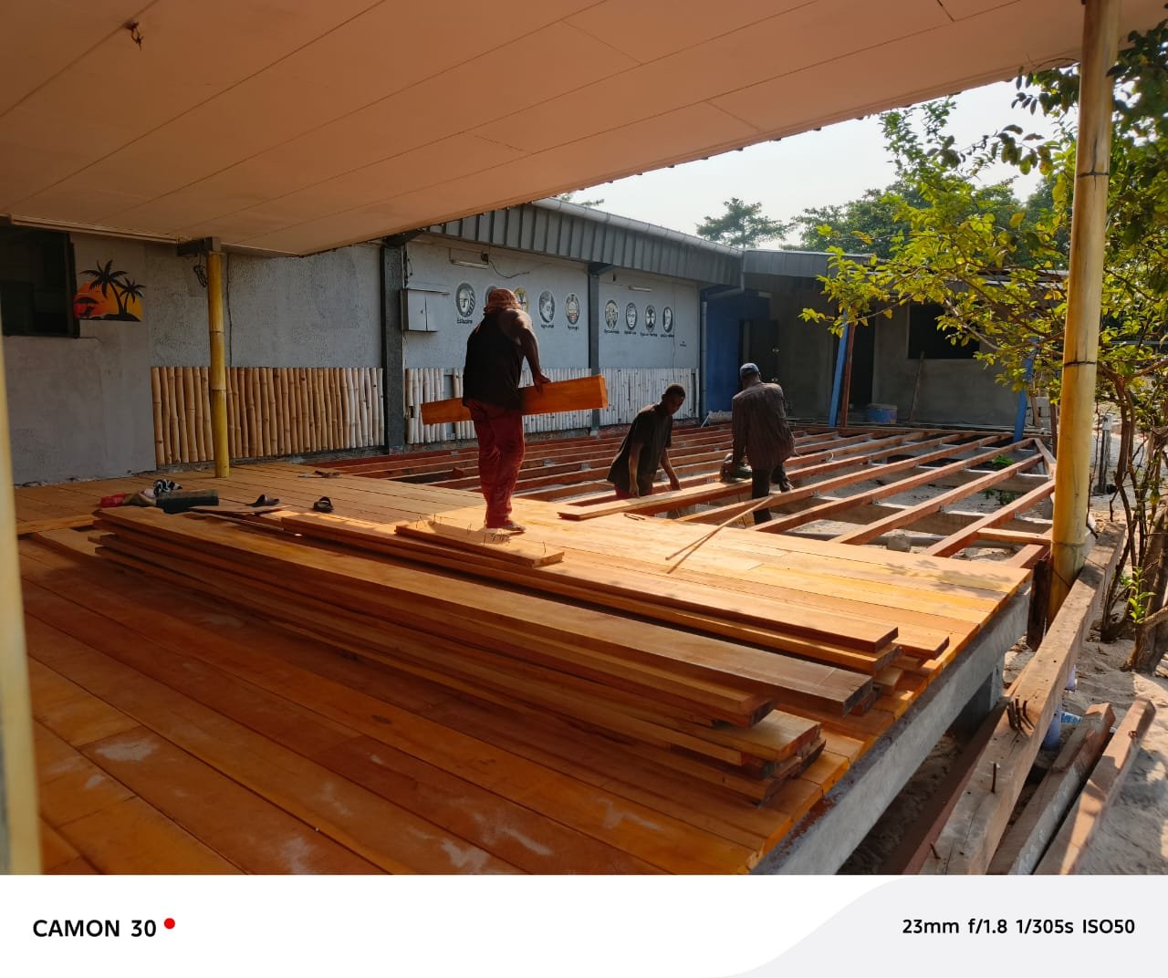 Équipe PSG réalisant les finitions d'une terrasse en bois à Port-Gentil