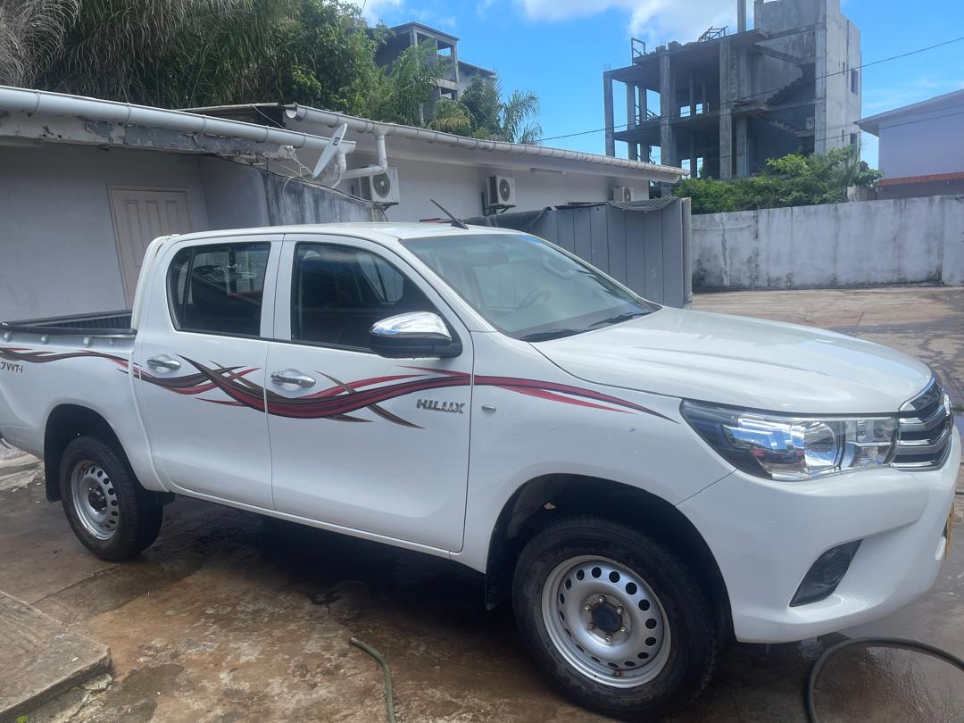 Pick-up Toyota Hilux blanc du parc PSG pour la logistique légère et le transport sur chantier