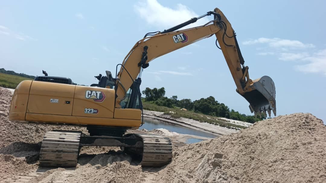 Pelle hydraulique CAT 323 sur chantier de terrassement à Port-Gentil