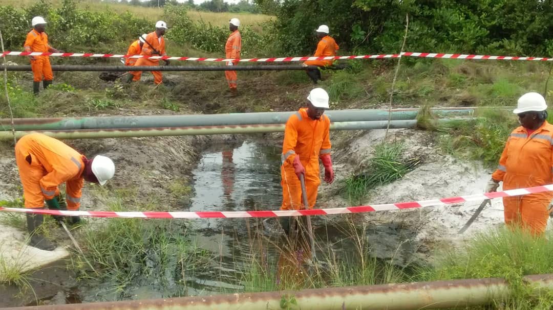 Équipe PSG réalisant l'entretien d'un canal sur site industriel